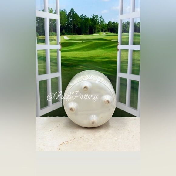 Coladita White Ceramic Planter Pot with Stud legs attached - Picture 8 of 9